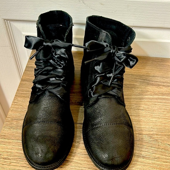 LEVIS WOMEN LEATHER BLACK BOOTS IN SIZE 9 - Picture 2 of 10